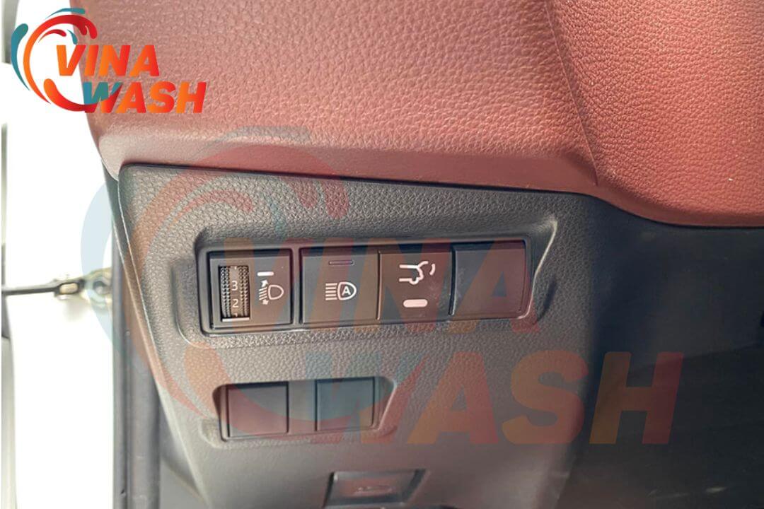 sử dụng nút trên Remote của xe hoặc các nút bấm được tích hợp trên xe