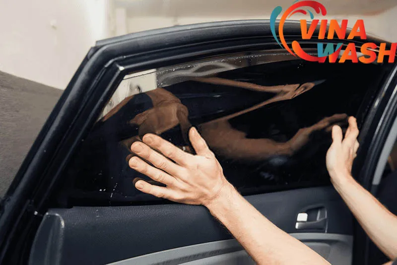 VinaWash sở hữu đội ngũ kỹ thuật viên có tay nghề và kinh nghiệm nhiều năm trong thi công dán film cách nhiệt