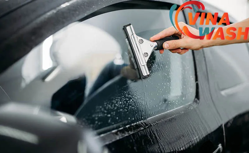 Chọn dòng phim cách nhiệt có tỷ lệ truyền sáng từ 20 – 45% để dán tại vị trí kính lưng và kính sườn