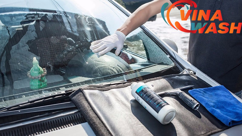 Các chất tẩy rửa chuyên dụng giúp làm sạch nhanh các vết ố bẩn trên kính ô tô
