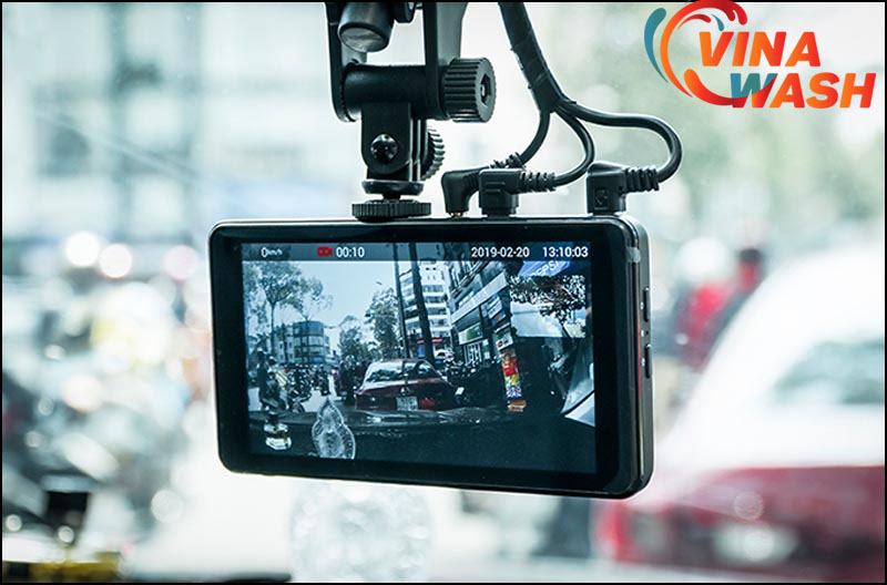 Lắp đặt camera hành trình giúp tài xế có thể nhìn được các góc khuất hay điểm mù