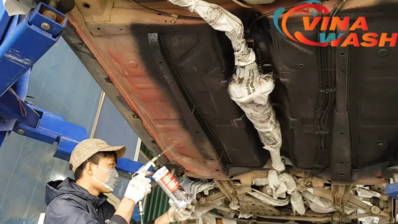 Xịt phủ gầm giúp bảo vệ gầm xe ô tô trước tác động của môi trường và thời tiết