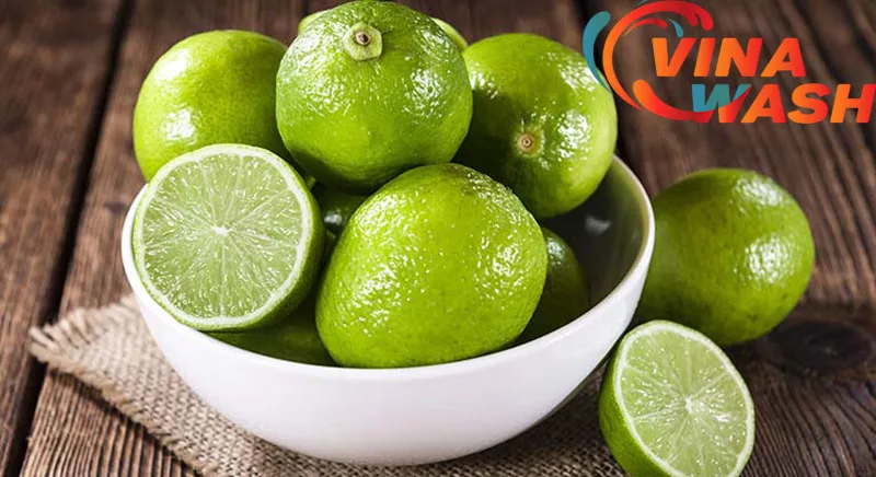 Chanh có tính axit mạnh, có khả năng tẩy rửa các vết ố trên bề mặt kính ô tô