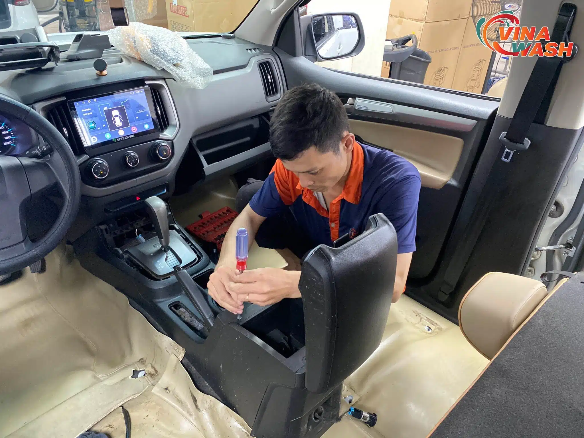 Tháo ghế giúp dọn vệ sinh nội thất ô tô chi tiết hơn