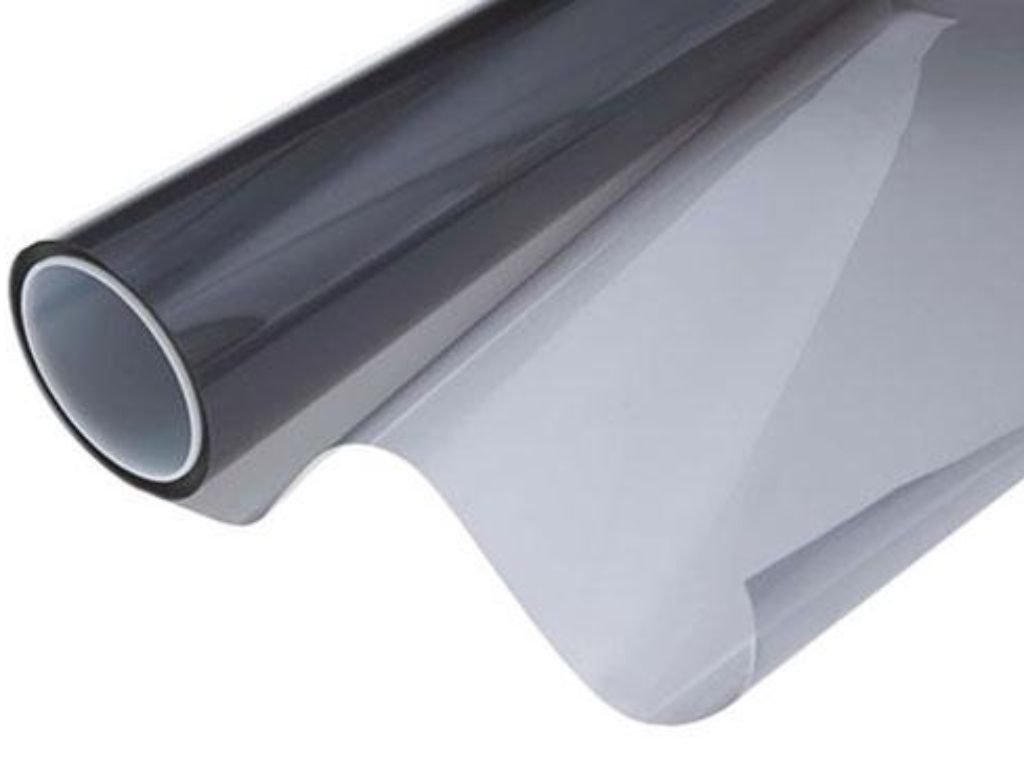 Cuộn phim cách nhiệt ô tô màu xám khói cao cấp giúp giảm nhiệt, chống tia UV và tăng tính thẩm mỹ cho xe.