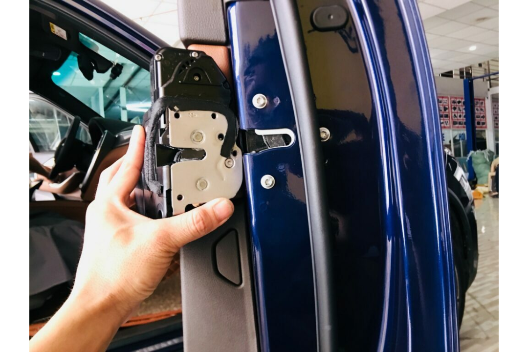 Cửa hít ô tô được cấu tạo từ một bộ khoá cửa có cảm biến