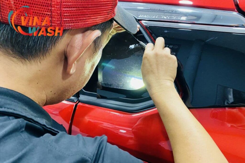 dán phim bảo vệ (PPF) cho đèn xe ô tô thường chỉ mất khoảng 1-2 tiếng