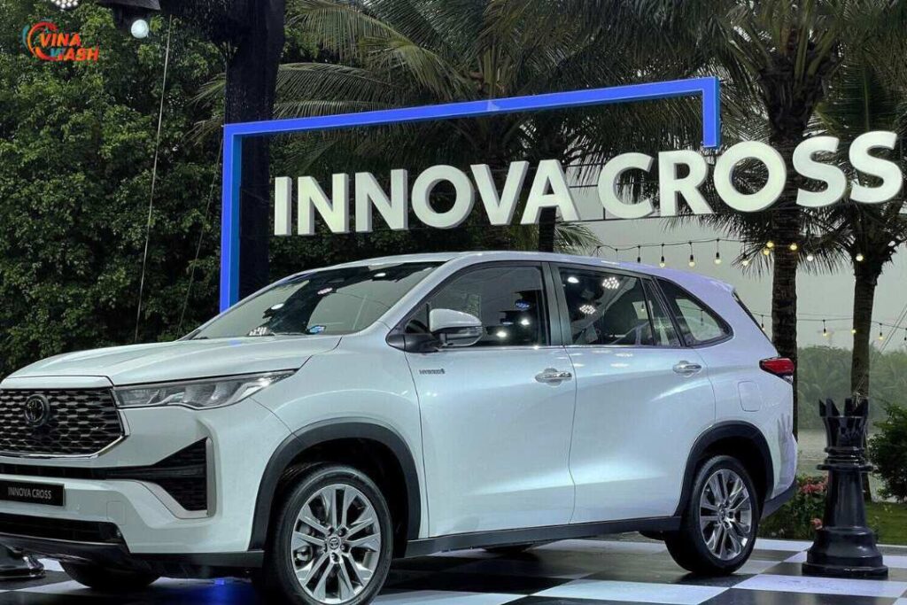 Giá xe Toyota Innova Cross 2024