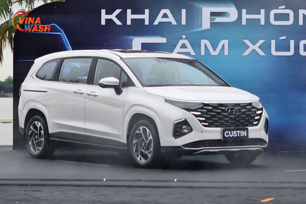 Giá xe Hyundai Custin