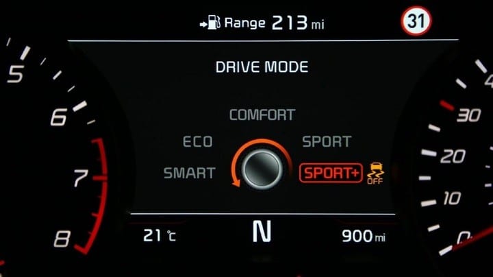 Màn hình chế độ lái xe số tự động hiển thị các tùy chọn Comfort, Eco, Sport, giúp người lái chọn phong cách vận hành phù hợp