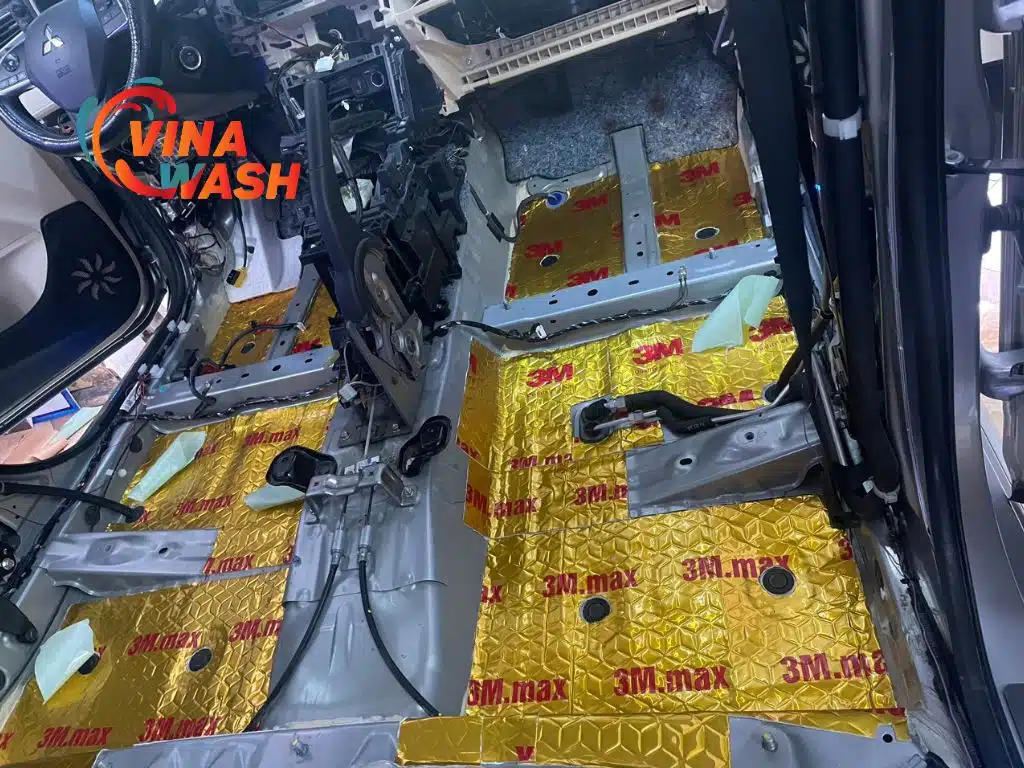 Sàn xe Mitsubishi được lót cách âm 3M màu vàng ánh kim, bề mặt có họa tiết tổ ong và logo "3M max" nổi bật