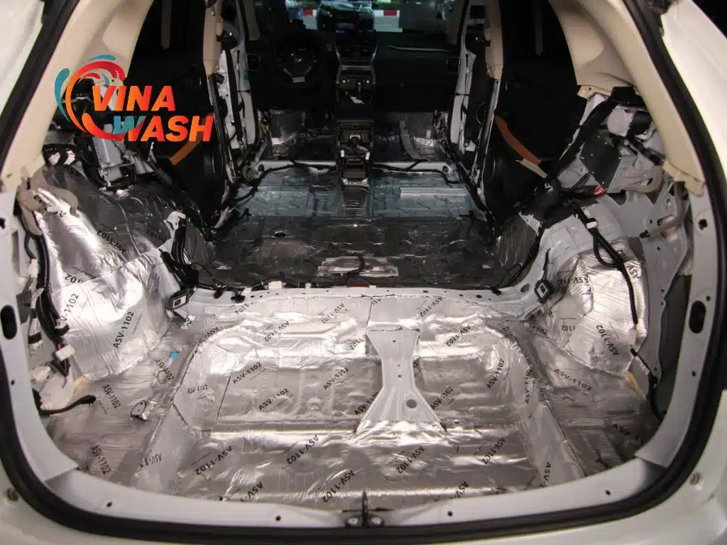 Sàn xe được phủ kín bằng lớp cách âm bạc ánh kim thương hiệu ASV-1102, phủ đều từ ghế trước đến cốp sau