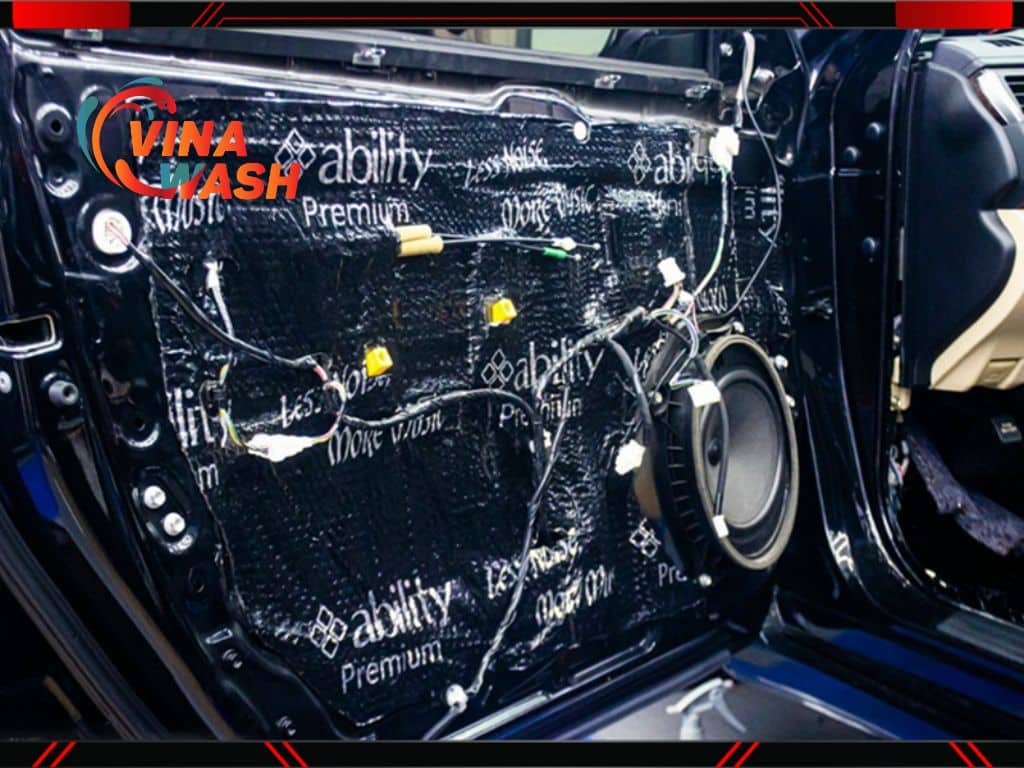 Cửa xe được dán lớp cách âm màu đen thương hiệu "Ability Premium", các dây điện và loa được gắn trở lại