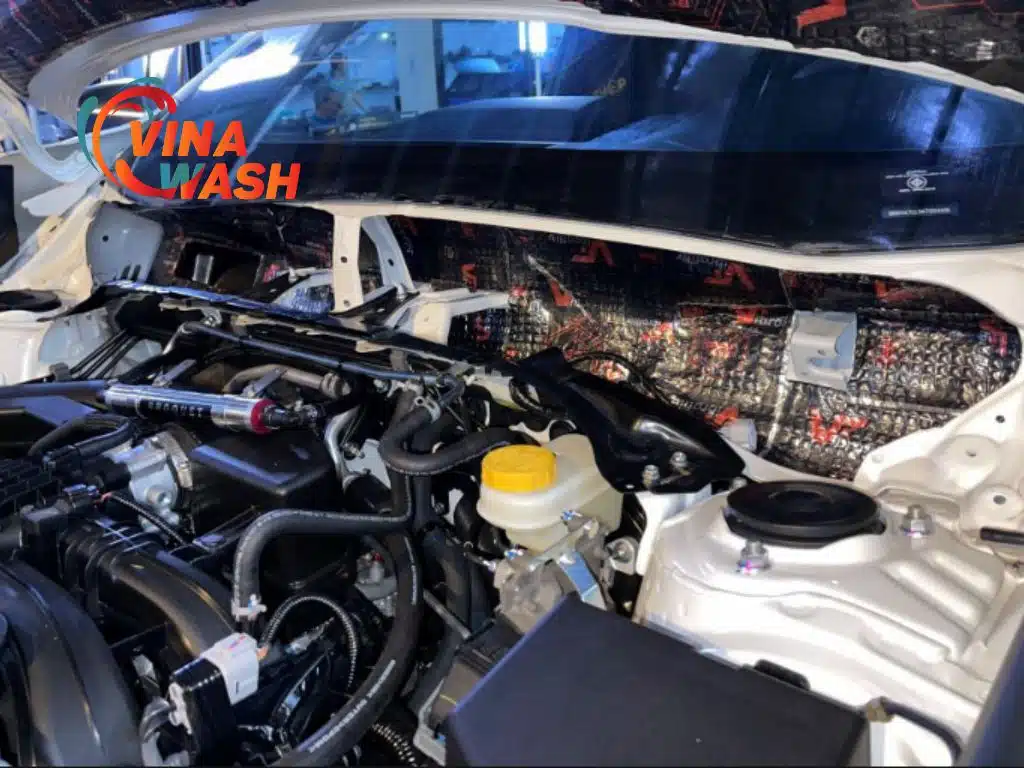 Khoang máy xe được cách âm bằng vật liệu màu đen pha đỏ, lớp cách âm được dán phía sau bảng điều khiển và vách ngăn khoang cabin