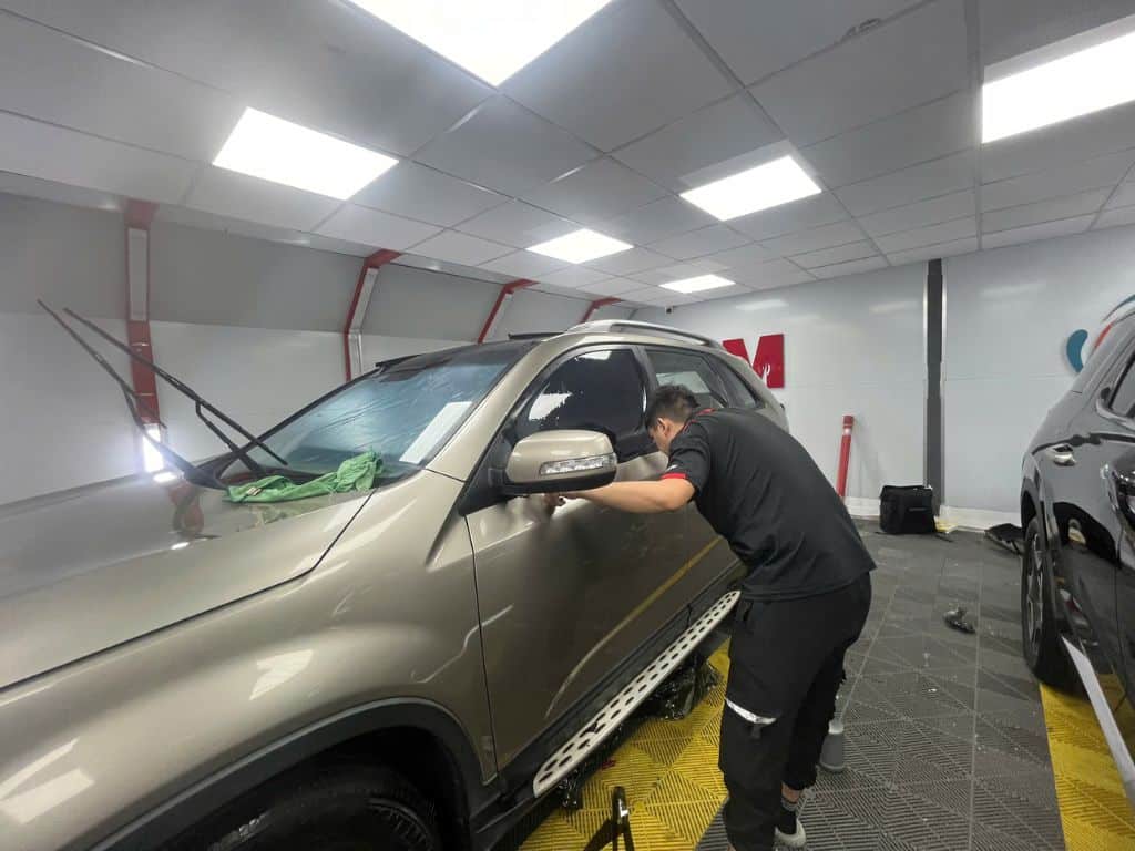 Dán phim cách nhiệt 3M mã Crystalline đem đến lợi ích về cách nhiệt, chống tia UV, giảm chói và bảo vệ nội thất xe hiệu quả vượt trội