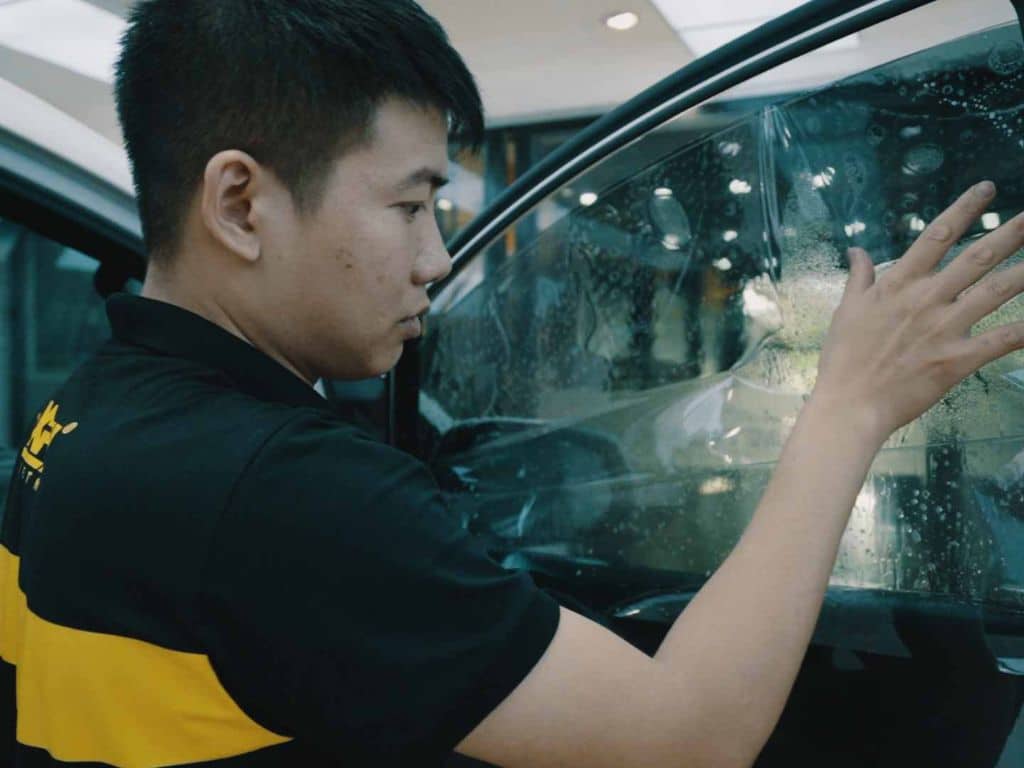 Kỹ thuật viên dán phim đang thi công dán phim Solar FX 