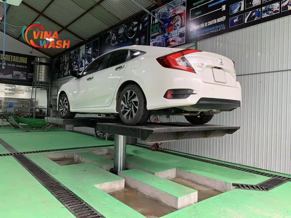 Đưa lên cầu nâng để kiểm tra phần gầm xe ô tô 