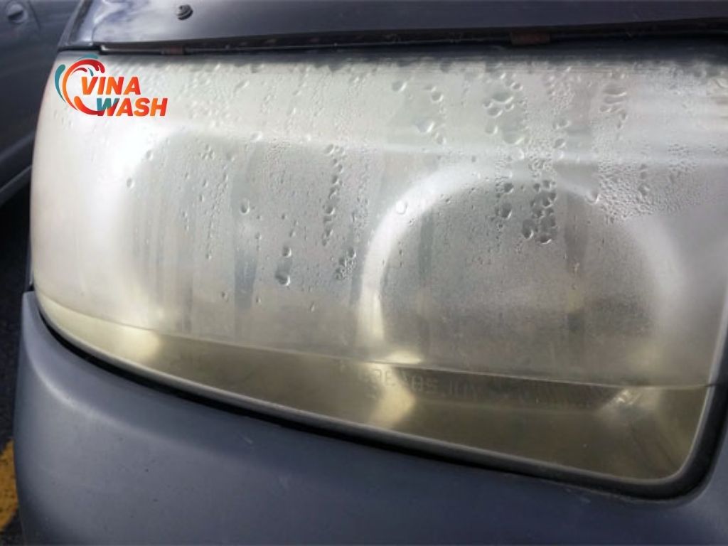 Đèn xe là một bộ phận cần được quan sát cẩn thận