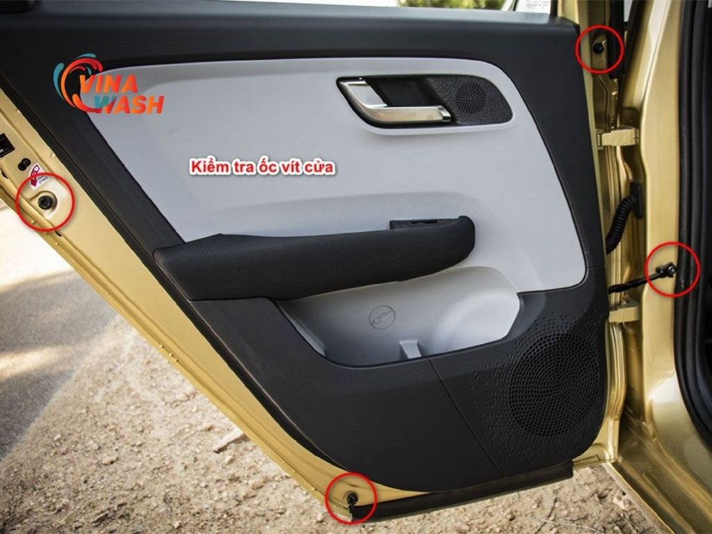 Quan sát kĩ ốc vít cửa cửa để chọn mua xe cũ chuẩn xác