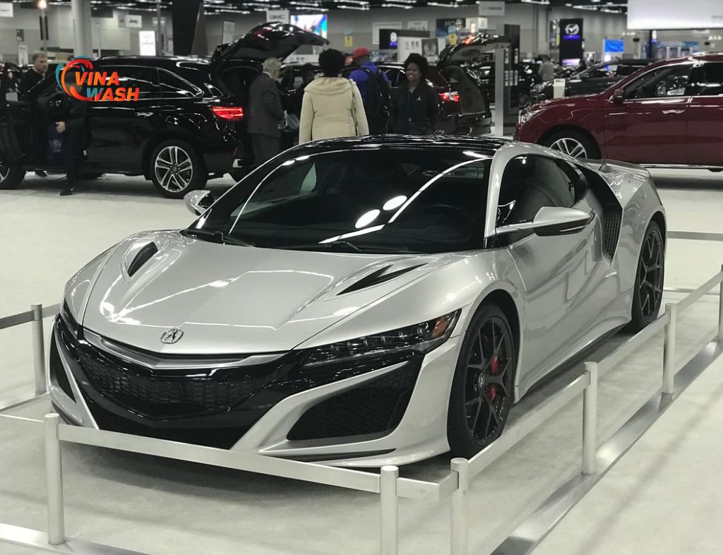 Logo chữ "A" đặc trưng của Acura NSX được mạ crôm đặt trang trọng giữa đầu xe, vừa nổi bật vừa sang trọng.