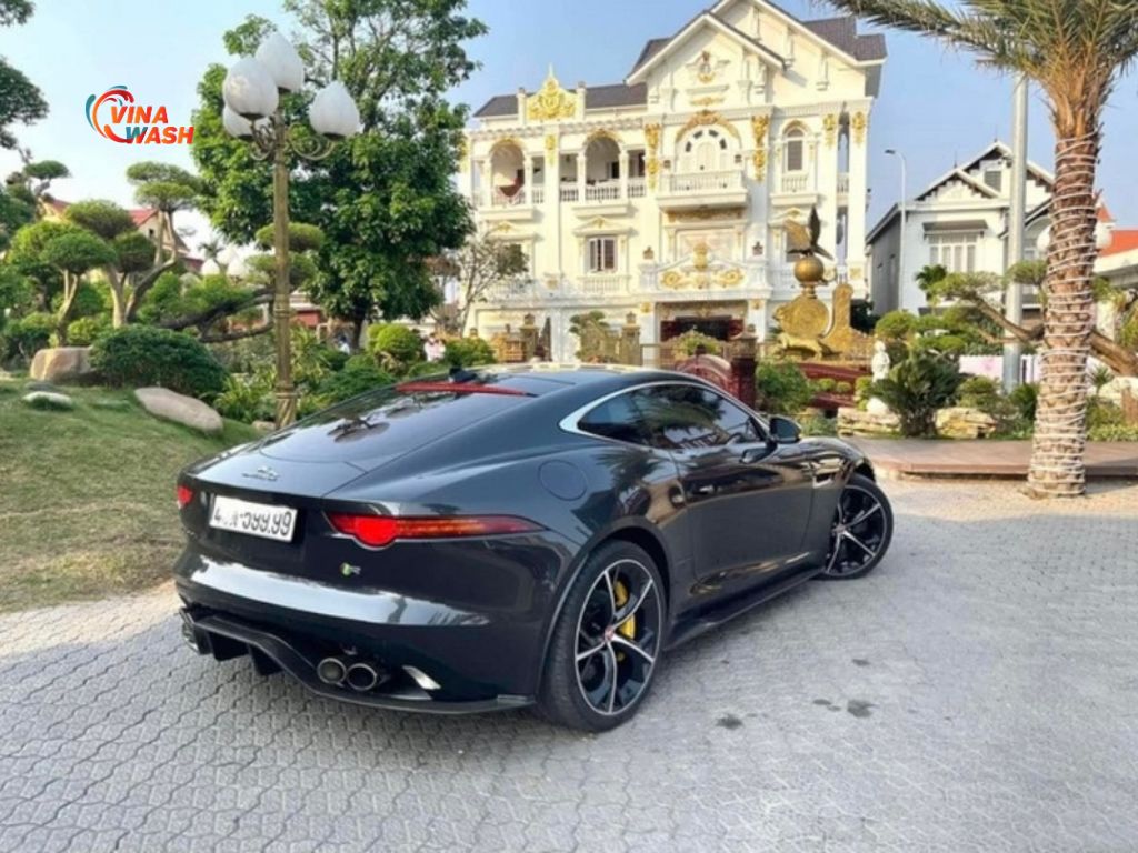 Jaguar F-Type được xem là hậu duệ hiện đại của huyền thoại Jaguar E-Type, từng được Enzo Ferrari ca ngợi là “chiếc xe đẹp nhất từng được sản xuất”