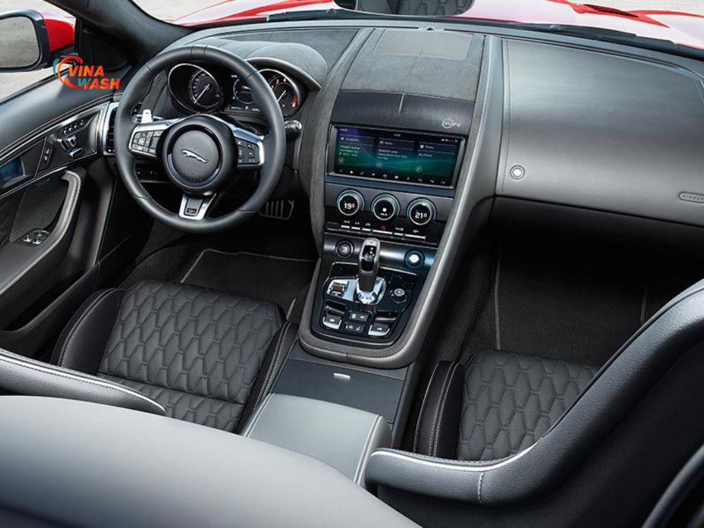 Công nghệ giải trí hiện đại của Jaguar F-Type R