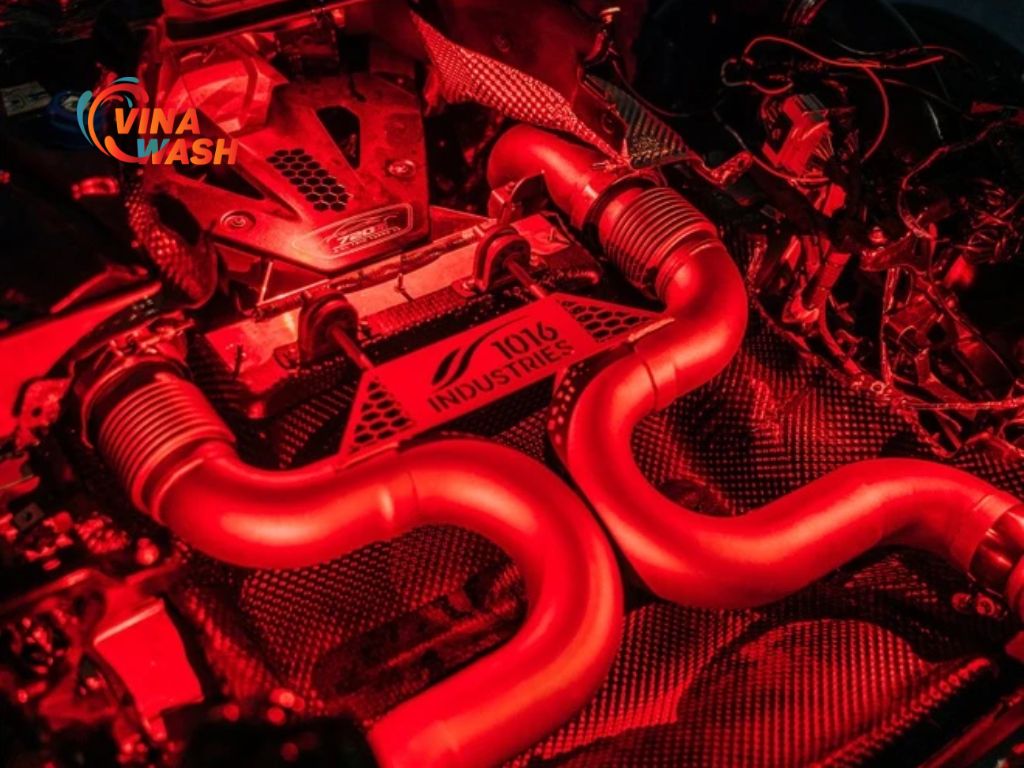 Bên dưới nắp động cơ là "trái tim" V8 Twin-Turbo dung tích 4.0L, mã M840T,