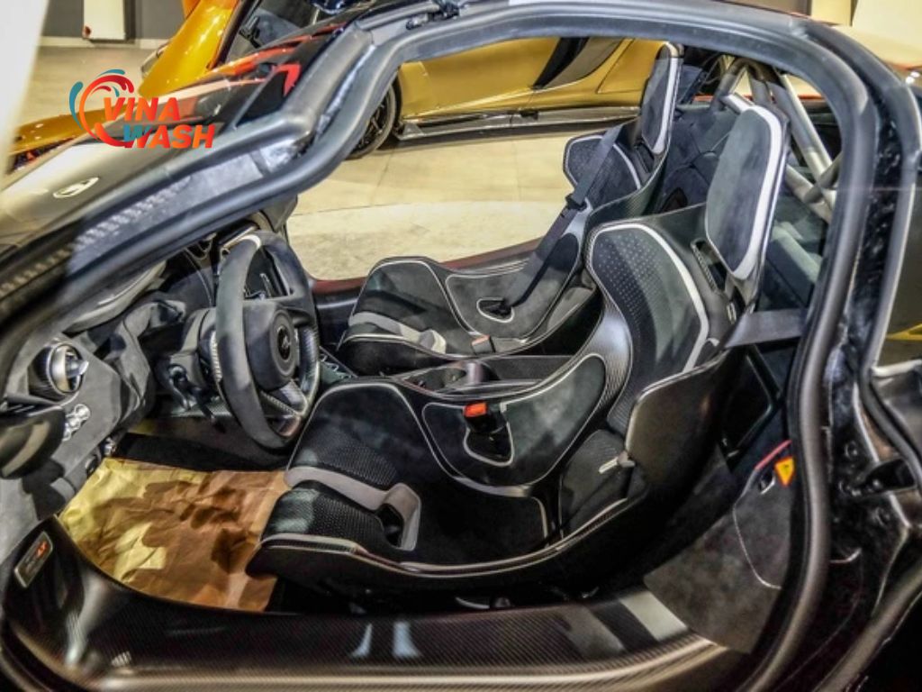 Khoang cabin của McLaren 720s Spider được thiết kế tối giản, tập trung vào người lái
