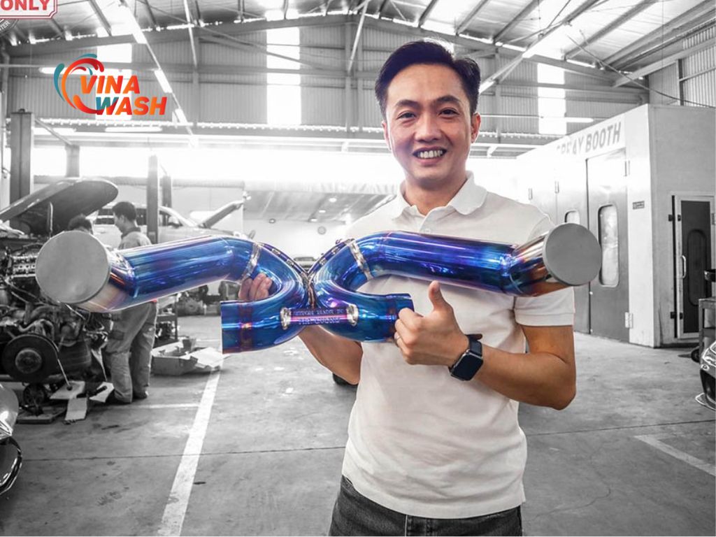 Cường Đô La đến thăm xưởng cơ khí để xem ống xả độ cho đứa con cưng McLaren 720s của mình