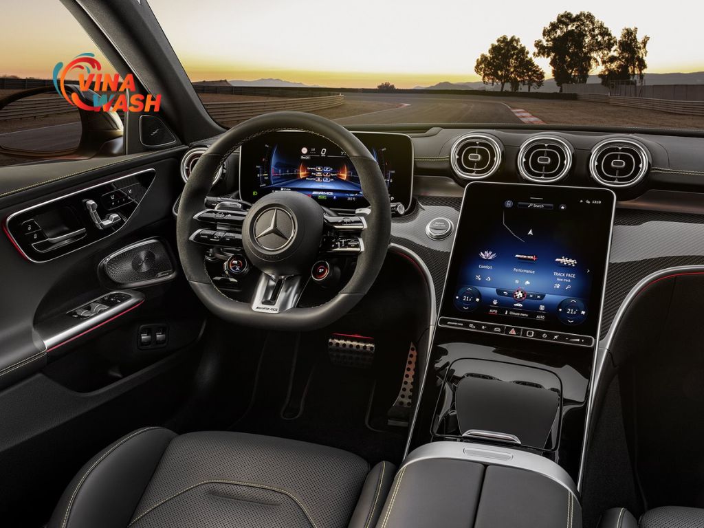 Vô lăng và màn hình trung tâm của Mercedes AMG C63 SE
