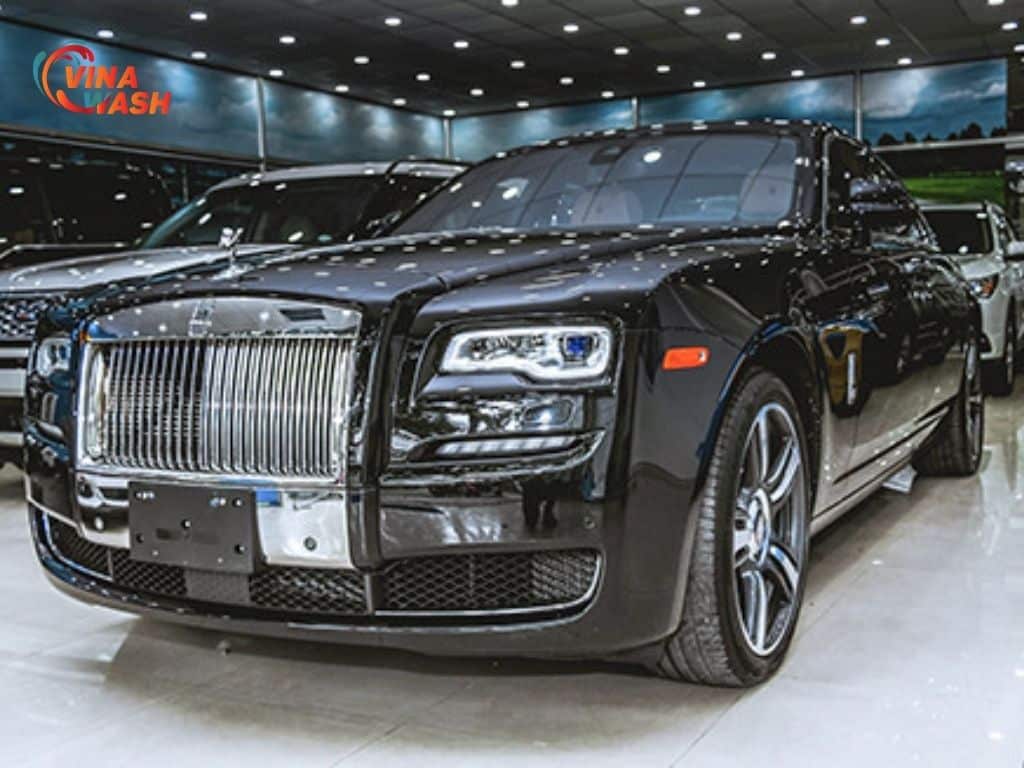 Rolls-Royce không chỉ chú trọng đến sự sang trọng mà còn đặt an toàn lên hàng đầu với trang bị đầy đủ các hệ thống hỗ trợ hiện đại