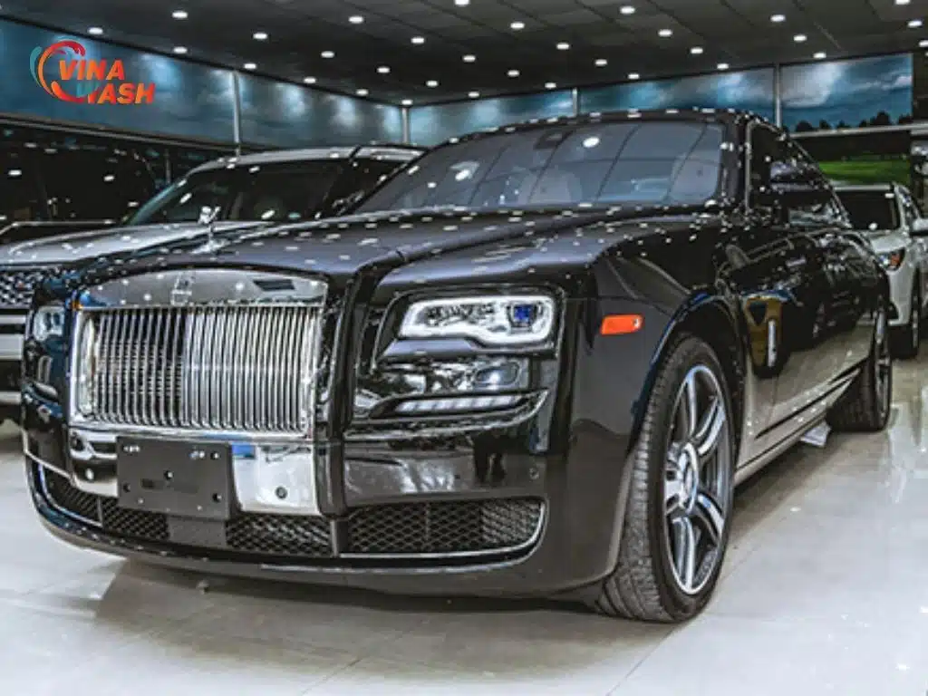 Rolls-Royce không chỉ chú trọng đến sự sang trọng mà còn đặt an toàn lên hàng đầu với trang bị đầy đủ các hệ thống hỗ trợ hiện đại