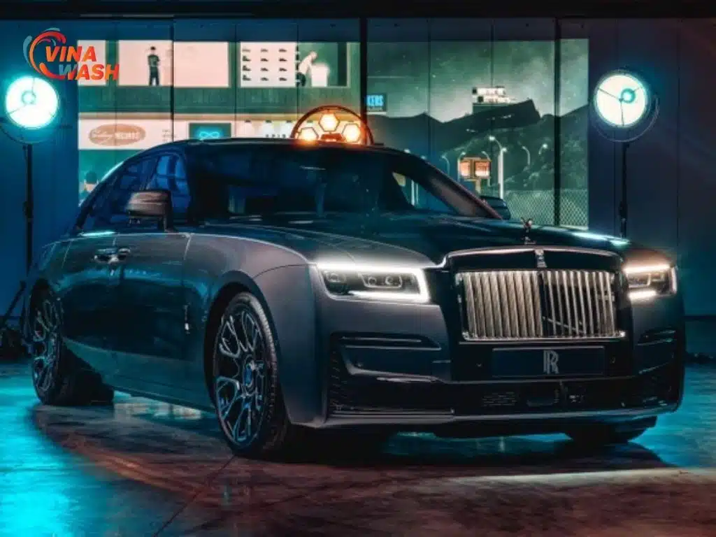 Chiếc Rolls-Royce Ghost 2024 được trang bị hệ thống tiện nghi và công nghệ cao cấp bậc nhất nhằm mang đến trải nghiệm hoàn hảo cho cả người lái và hành khách