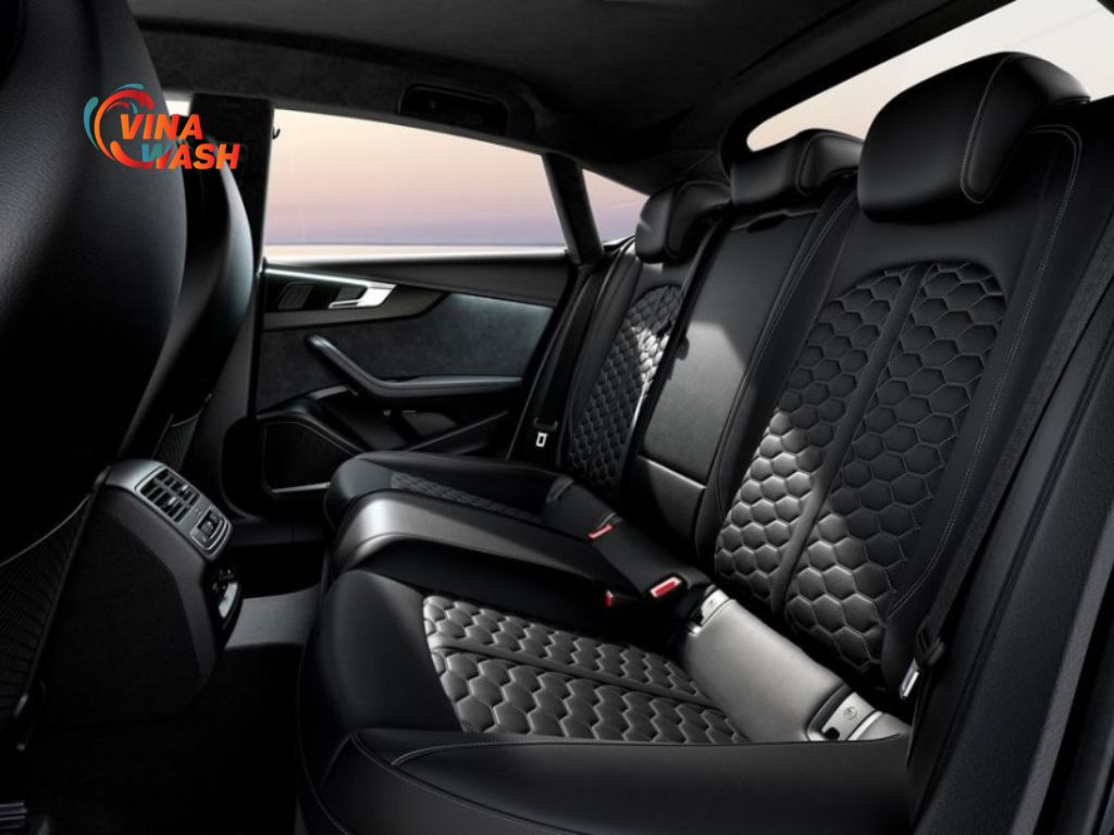 Audi RS5 2025 được trang bị ghế thể thao RS tiêu chuẩn, bọc da Alcantara cao cấp với tùy chọn da Nappa