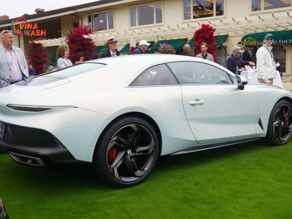 Phần đuôi xe của Bentley Batur