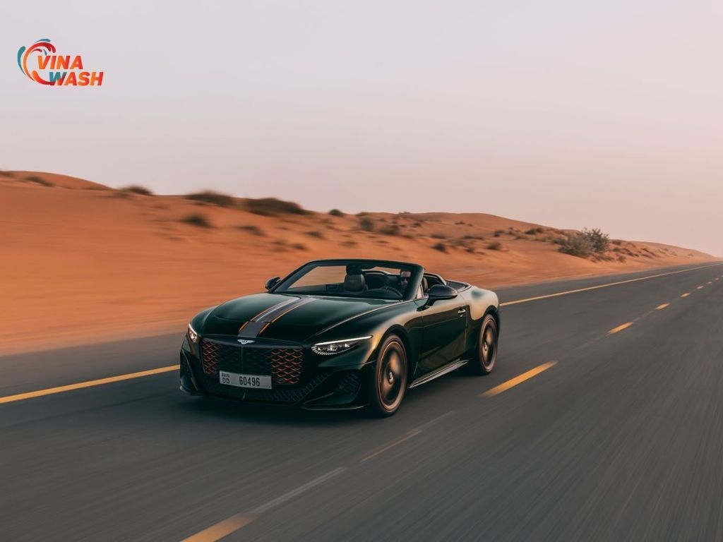 Bentley Batur Convertible mang đến một diện mạo mới đầy tinh tế cho dòng xe mui trần thể thao hai chỗ.
