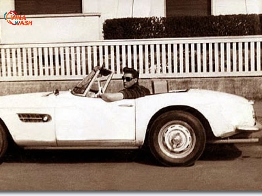 Elvis Presley và BMW 507 ưa thích của mình