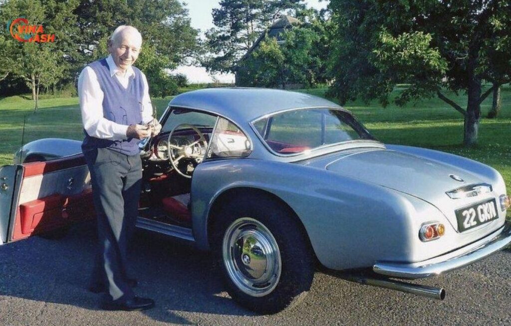 John Surtees giữ xe đến cuối đời vì ông mê mẩn bởi khối động cơ và tốc độ của nó