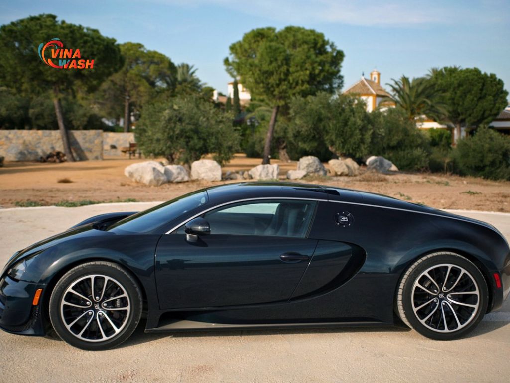 Thân xe Veyron được làm hoàn toàn bằng sợi carbon, giúp xe nhẹ và bền