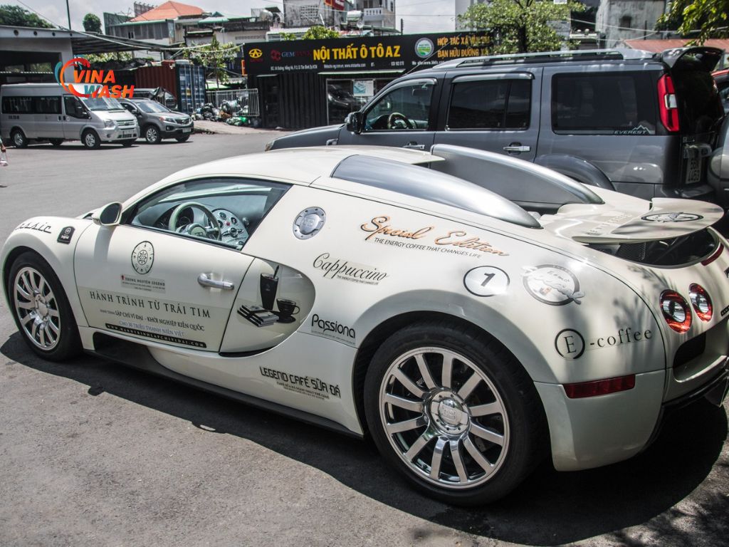 Chiếc Bugatti Veyron thuộc về ông Đặng Lê Nguyên Vũ, thường được gọi là "Qua Vũ", đã từng tham gia Gumball 3000 2024