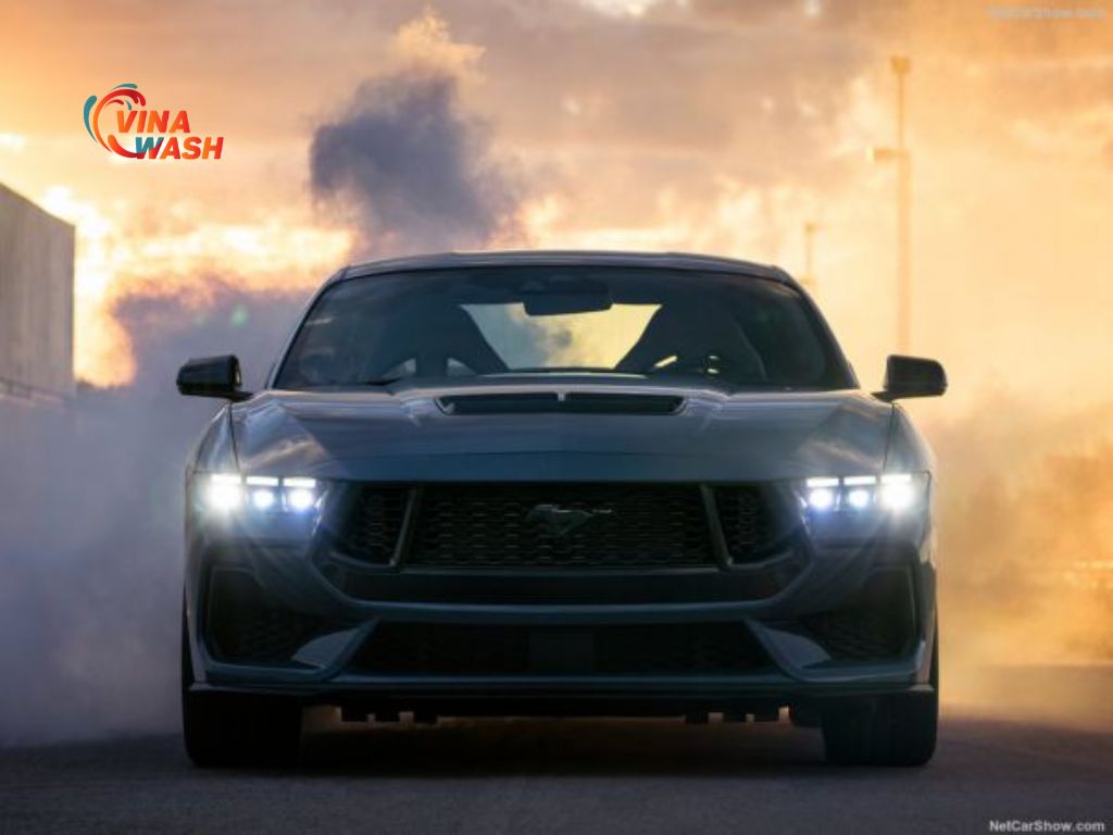 Mustang 2025 vẫn duy trì ngôn ngữ cơ bắp Mỹ với đầu xe vuông vức