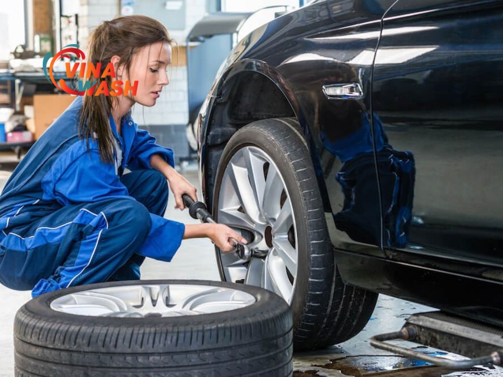 Kiểm tra áp suất lốp và độ mòn để đảm bảo an toàn khi lái xe trên đường dài.