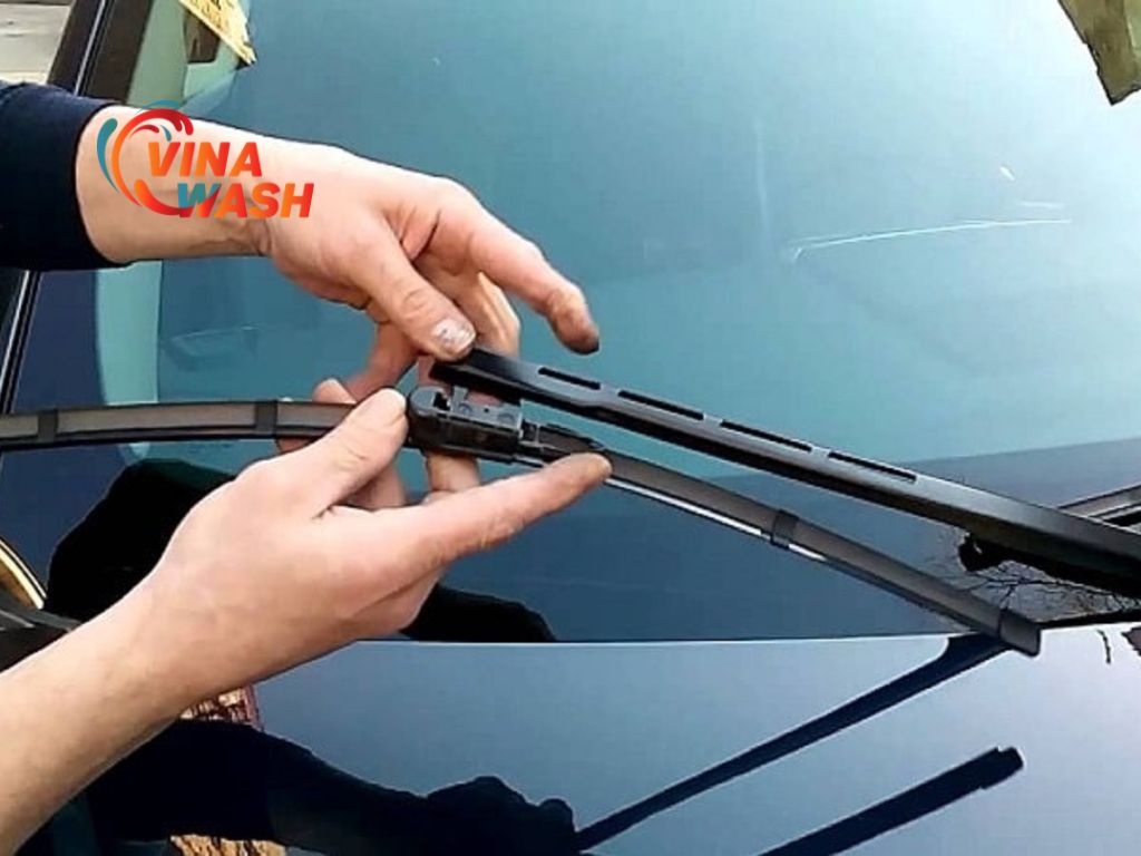 Thay gạt nước mưa silicon để có tầm nhìn tốt và độ bền cao