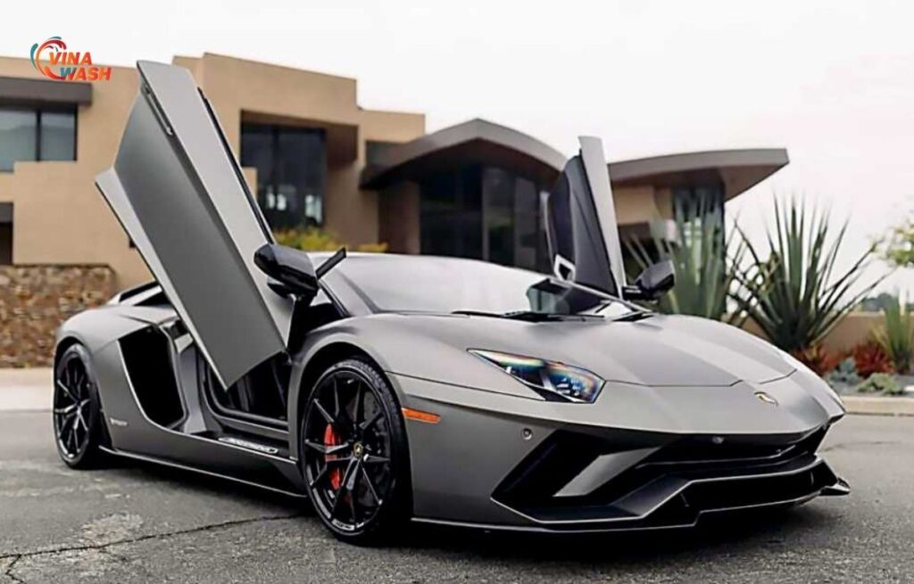 Lamborghini Aventador SVJ 2025 mang ngôn ngữ thiết kế đặc trưng của thương hiệu siêu xe Ý, mạnh mẽ và táo bạo.