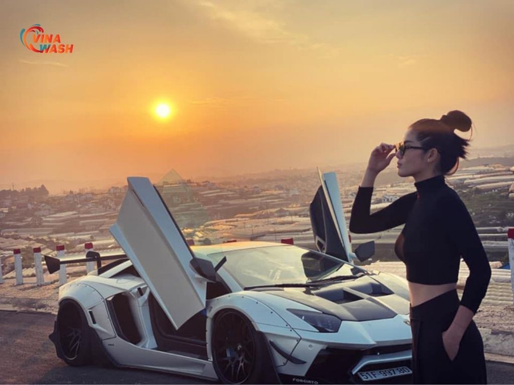 Con gái của một đại gia giàu có Bình Phước bên cạnh Aventador