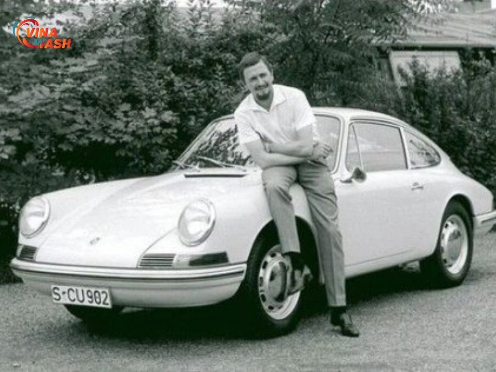Con trai của  Ferdinand Porsche bên cạnh chiếc 911 do chính anh thiết kế 