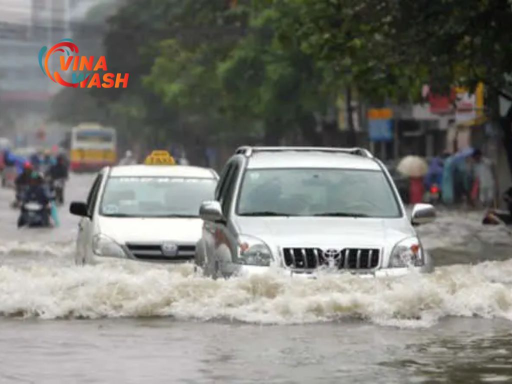 Khi gặp đoạn đường bị ngập, đừng vội vàng vượt lên phía trước mà hãy chạy phía sau xe khác để quan sát tình hình