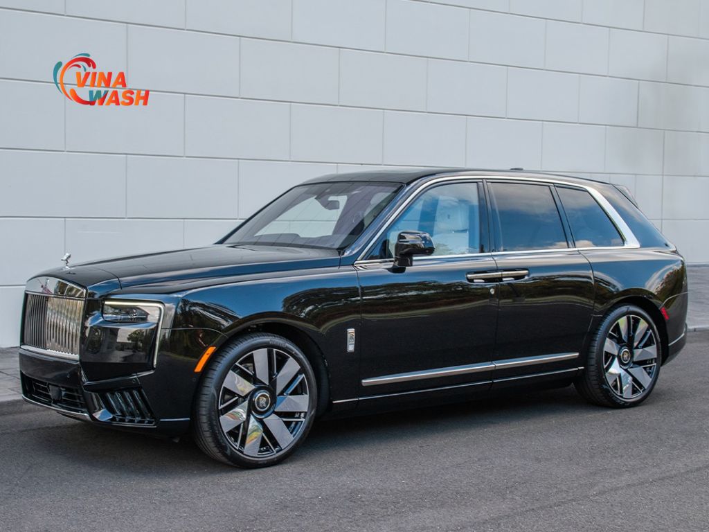 Rolls-Royce Cullinan gây ấn tượng mạnh mẽ bởi vẻ ngoài uy nghi, lịch lãm mà còn bởi loạt công nghệ và tiện nghi đỉnh cao.