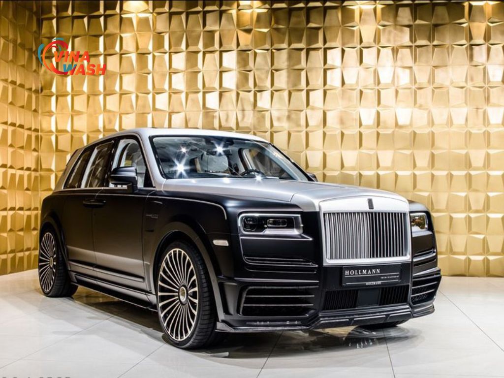 Cullinan 2025 gây ấn tượng mạnh với đường gân nổi sắc nét chạy dọc thân xe, kết hợp cùng phần hông được tạo khối cơ bắp rõ rệt