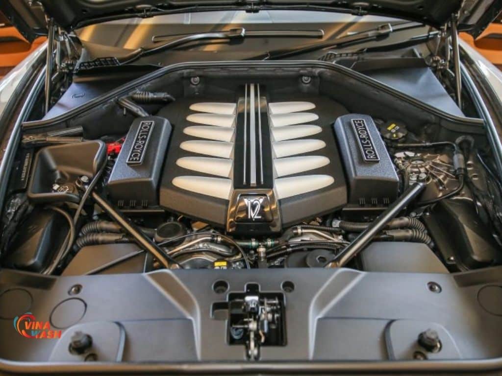 Vẫn là động cơ V12 đặc trưng của Rolls Royce - mạnh mẽ và sang trọng